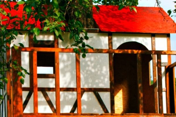 Build a Backyard Playhouse With as few Cuts as Possible