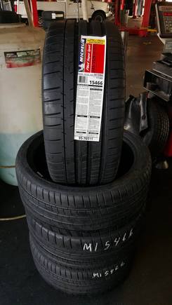 Fitted some 245/35/19 Michelin Pilot Super Sport! Only the best on my baby!