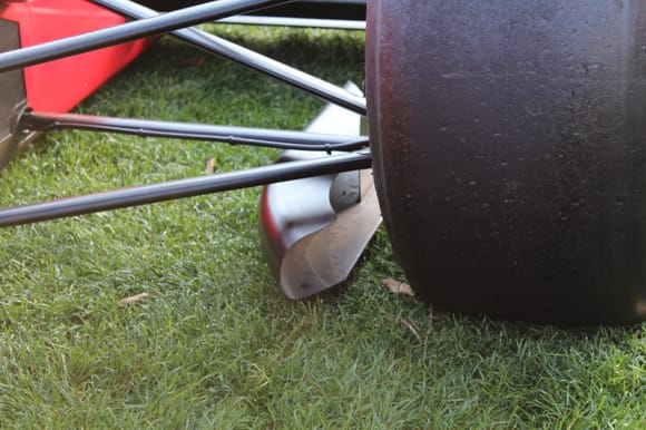 Notice the front wing vortex channel duct inside the tire/wheel to keep the dirty air from the undertray