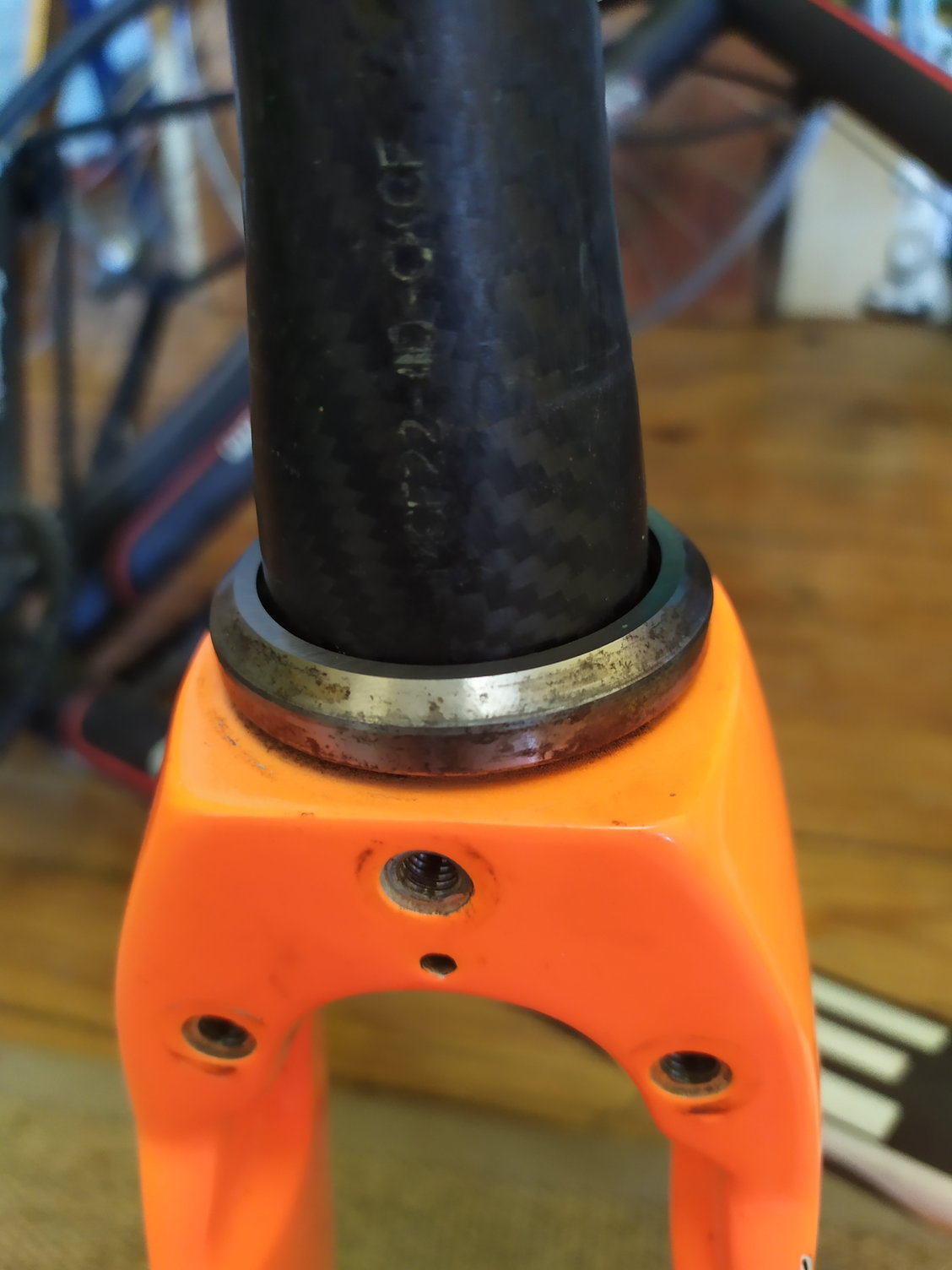 carbon fork integrated crown race