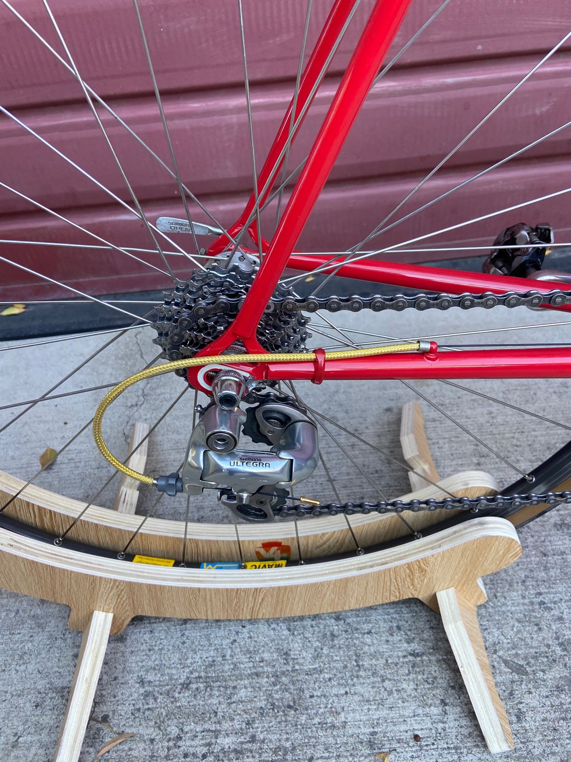 The only bodge I had to do to make the Ultegra group work was strapping the RD housing to the chainstay behind the diver�s bell housing. In the smallest chainring and cob combo, the chain sits just above the diver�s bell housing. The red strap keeps the yellow housing from contacting the chain.