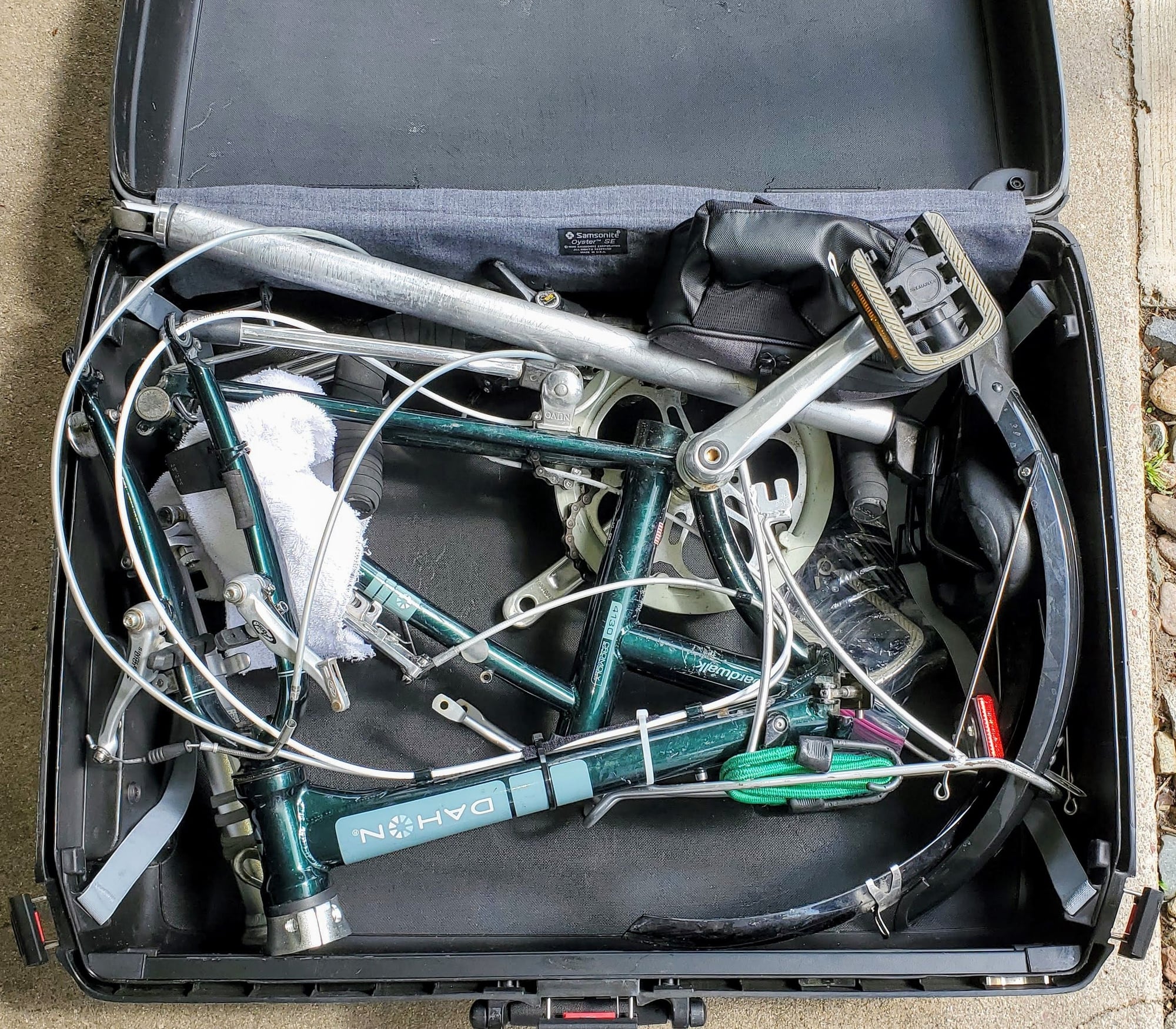 probleem scheuren Pilfer Dahon Boardwalk (Complete) Inside a 29" Samsonite Oyster!... - Bike Forums