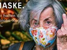 Berlin tourism agency ad.
Translation: mask. we adhere to the corona rules.
Story: https://www.theguardian.com/world/2020/oct/14/berlin-gives-middle-finger-to-anti-maskers-in-tourism-agency-ad