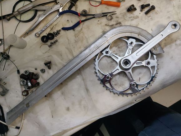 BLB Pista Vera crankset and a thin 70's aluminum chainguard. Plenty of Finnish bikes of the era had similar, so I'm not sure of the make. Most likely from a "Nopsa". I plan on polishing this if the material thickness allows :D