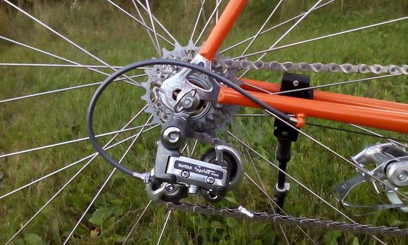 Rear Derailleur:  Suntour Sprint 9000 Series RD-SP10-SSB upgraded w/BP-100 Bearing Pulleys |  Chain KMC X8.99 | Freewheel: Suntour Winner Pro 7-Speed 12-23 
 | Dropout Rear:  Chrome Plated Suntour Superbe Pro EF-160's