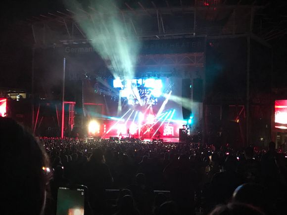 Hippie Lettuce smoke lol. Great concert high energy. 