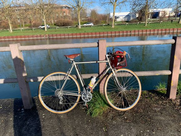 
The bike is next to the Canal between the Aisne and the Marne, a few KM from Reims.

