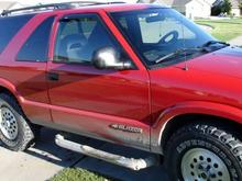 96 blazer. 2.5 shackle lift in back and t-bars cranked up 1.5 in the front. 31 10.50-15's Gt adventuro MT's...those are some mud flinging and gripping tires. 2.5 inch exhaust upgrade to the bumper. cold air intake.