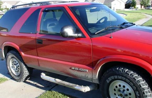 96 blazer. 2.5 shackle lift in back and t-bars cranked up 1.5 in the front. 31 10.50-15's Gt adventuro MT's...those are some mud flinging and gripping tires. 2.5 inch exhaust upgrade to the bumper. cold air intake.