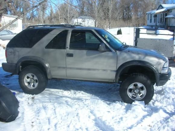 1998 blazer ZR2. 2 1/2&quot; shackle lift. Torsion bars turned 1.5&quot;. Sitting on 31x10.50 R15's with 15x8 wheels.