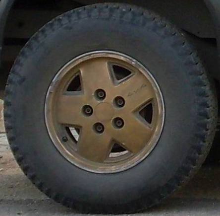 Golden rims (as I bought it) with Sumitomo SL830 LT235/75R15 M S tire