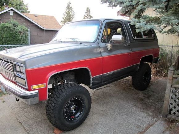 Ole Red, my new project in the works. 1990 K5, 5.7 liter, 700R4 tranny, 3/4 ton axle front and rear with 4.10 gears, 241 transfer case with slip yoke eliminator, 1 ton drive shafts, Off road designs 4 inch suspension lift, F250 front shock mount for extra travel, steel braided brake line, 33 inch BFG KM's, on bead locks, quick disconnect sway bar. Rear diff locker. customer built rock slider.