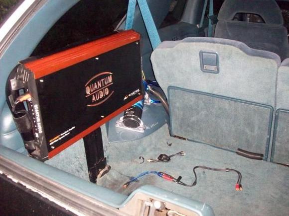 "floating" amp lol minimum wires showing the wires on the floor were garbage just didnt clean em out before the pic