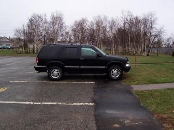 Stock Blazer shortly after purchase, only thing I really did here was a new grill(stock was broke) clear signal lights, removed mud flaps and the chrome wheel well trim.   And I por15'd the frame and wheel wells...looks pretty sexy stock!