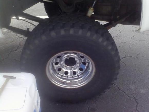 35's but to much space between wheel wells so im move to 38's