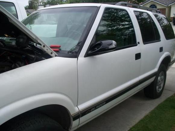 first mod i did was these damn mirrors thatI dont even like anymore.......... I want to try and fab up some brackets to mount full size ford superduty mirrors on.........Oh I will find a way........bohahahaha