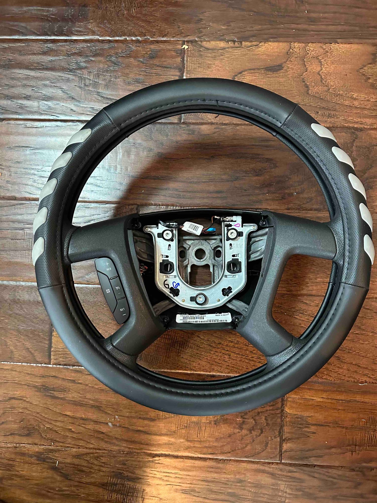 Interior/Upholstery - 2018 Chevy Express Steering Wheel (no Airbag/horn piece) With Cruise No Radio - Used - 2018 Chevrolet Express 3500 - Carthage, NC 28327, United States