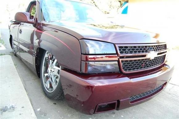 This thing practically sits on the floor! It has 24 inch rims on it now but it wheel wells are cut to drive on 30 inch rims