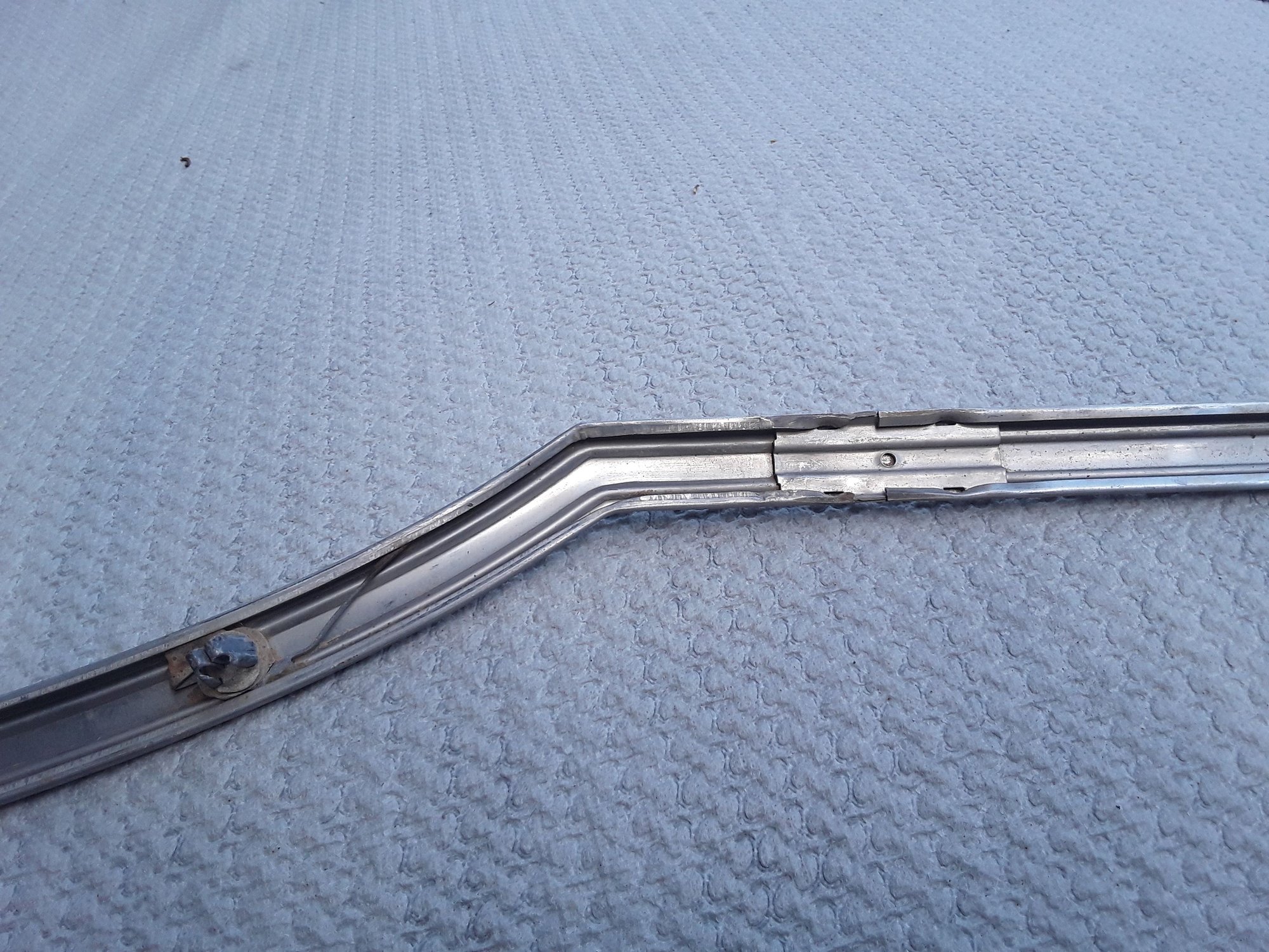 How do the Front Fender Moldings engage with each other on a '68 to '72