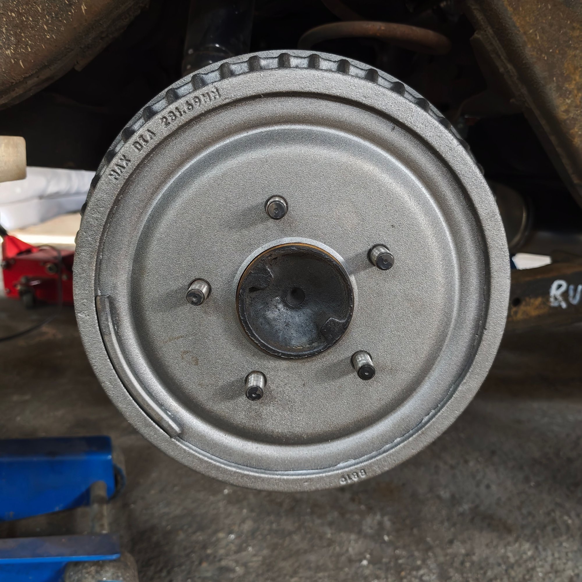 New Bendix PDR0254 mounted on axle. Fits nicely