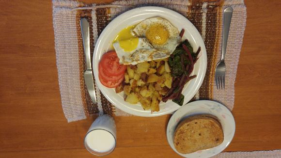 No idea why it uploads upside down. Taters with sausage,mater's, cackleberries, beet tops toast and milk. Yeah, I know it's a poor substitute for beer 😀