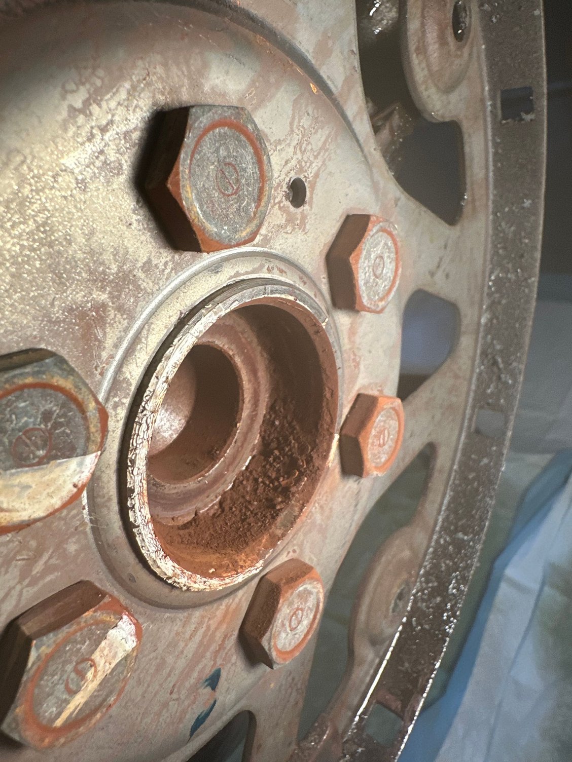 Crankshaft hub with red rust dust