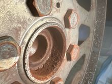 Crankshaft hub with red rust dust