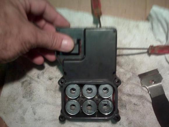 mod3-step 3,Notice screw drivers as spacers to help with cutting.Keep your thumb on the connector,push down on it.TheP\C board is glued in the case,if you don't push down on the conn,you'll be pulling on the board and it may break