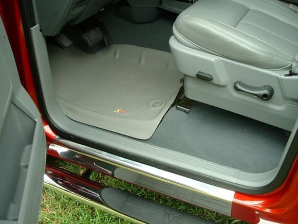Catch All X-treme Molded Floor mats (front &amp; back)
Stainless Steel Step Guards
Factory 4&quot; oval Step Bars
Flashpaq Tuner by Superchips (not shown)
