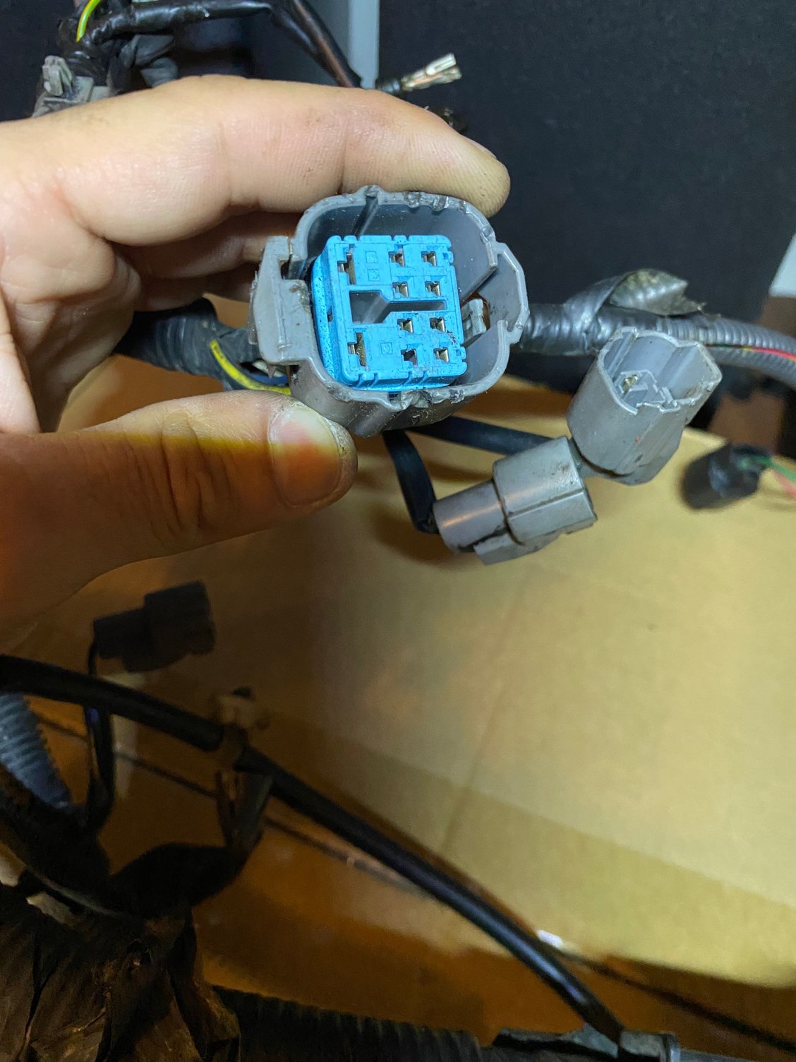 Big square distributor connector