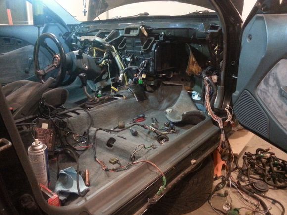 working on wiring, thats just a spare harness on the ground. needed some plugs and pieces
