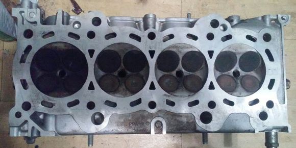 Honda CRV B20Z1/PPA-2 DOHC nonvtec cylinder head combustion chambers view