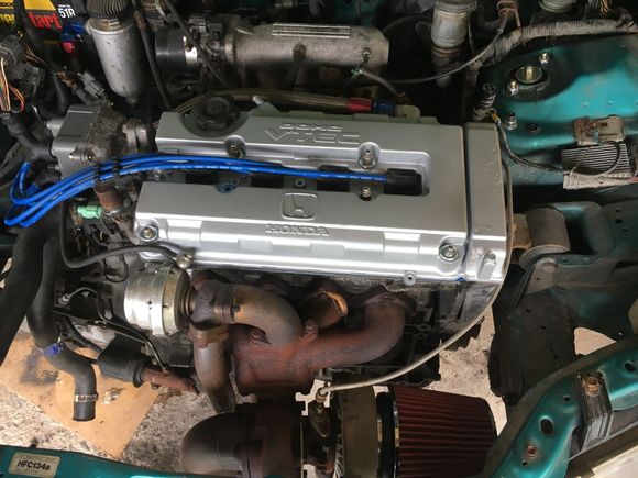 Had my buddy ryan hit the valve cover with some paint that was on a shelf looks 1000x better lol.