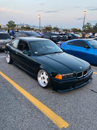 Met this guy from PA. Build is super mint and the BBS bring it together perfect. Plus you never really see green e36. Well Atleast not in my area. 