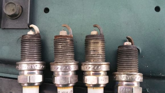 Spark plugs in the order 4>3>2>1
4 looks lean and 1 looks rich