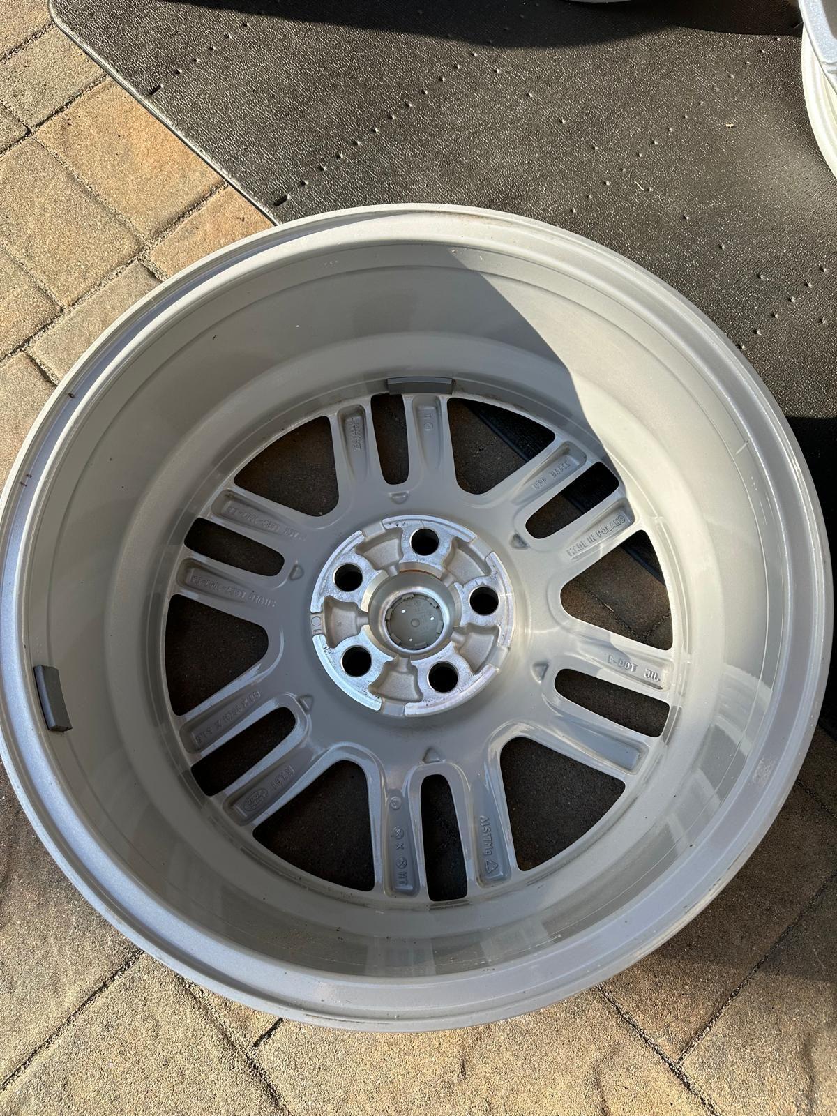 2020 Land Rover Defender - 19 inch alloys wheels 5x120 new take offs - Nyc, NY 10016, United States