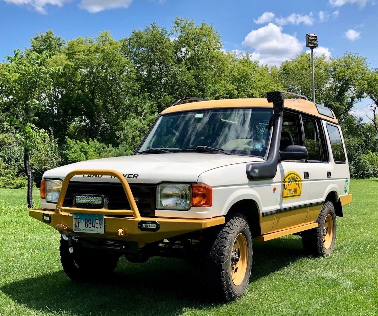 1995 Land Rover Discovery - 1995 Discovery 5-SPEED on Bring a Trailer ending 2/25 - Used - VIN SALJN1285SA140713 - 8 cyl - 4WD - Manual - SUV - White - Highland Park, IL 60035, United States