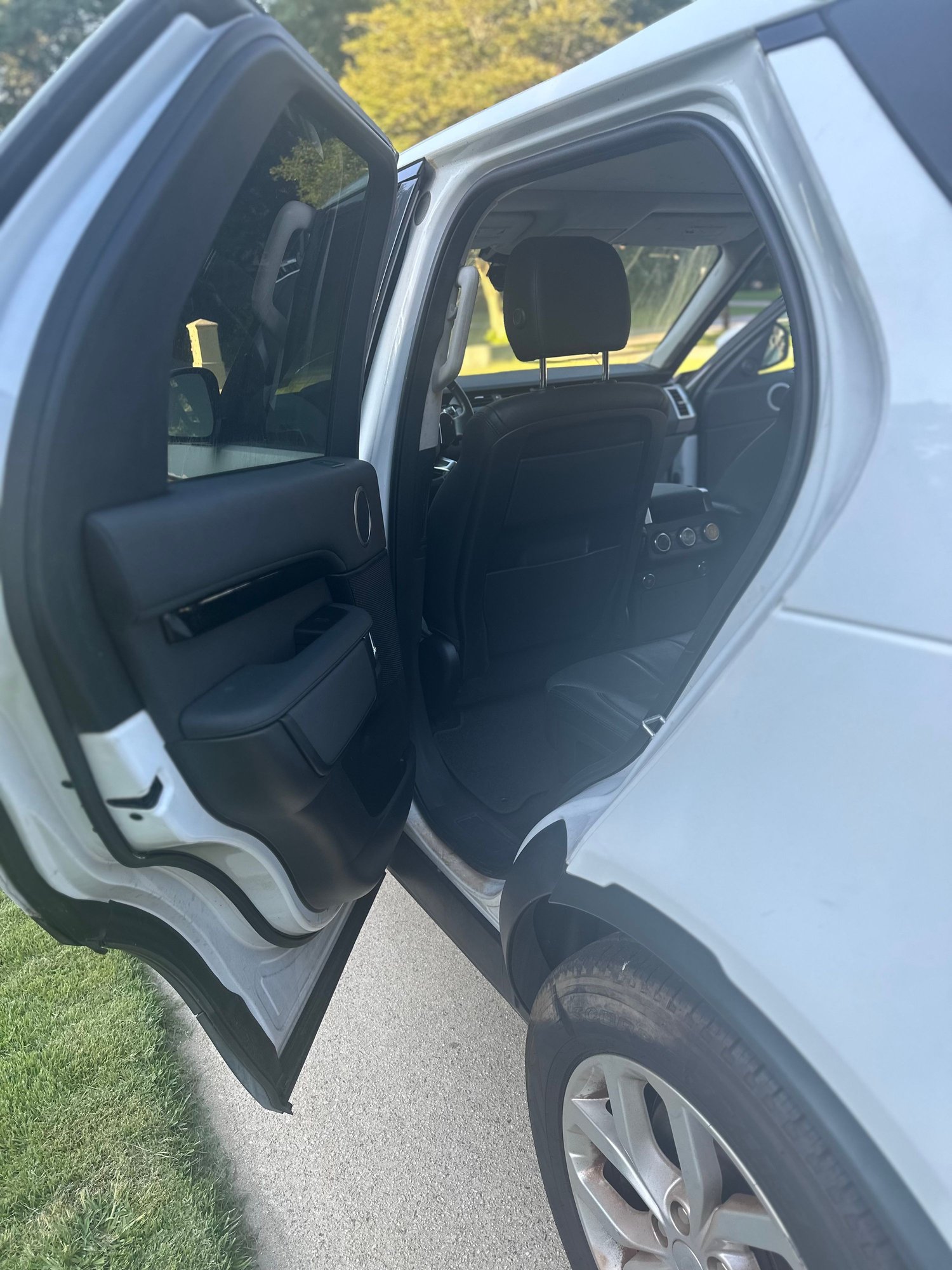2019 Land Rover Discovery - 2019 Land Rover Discovery for sale - Used - VIN SALRG2RV6KA093982 - 97,000 Miles - 6 cyl - 4WD - Automatic - Truck - White - Powder Springs, GA 30127, United States