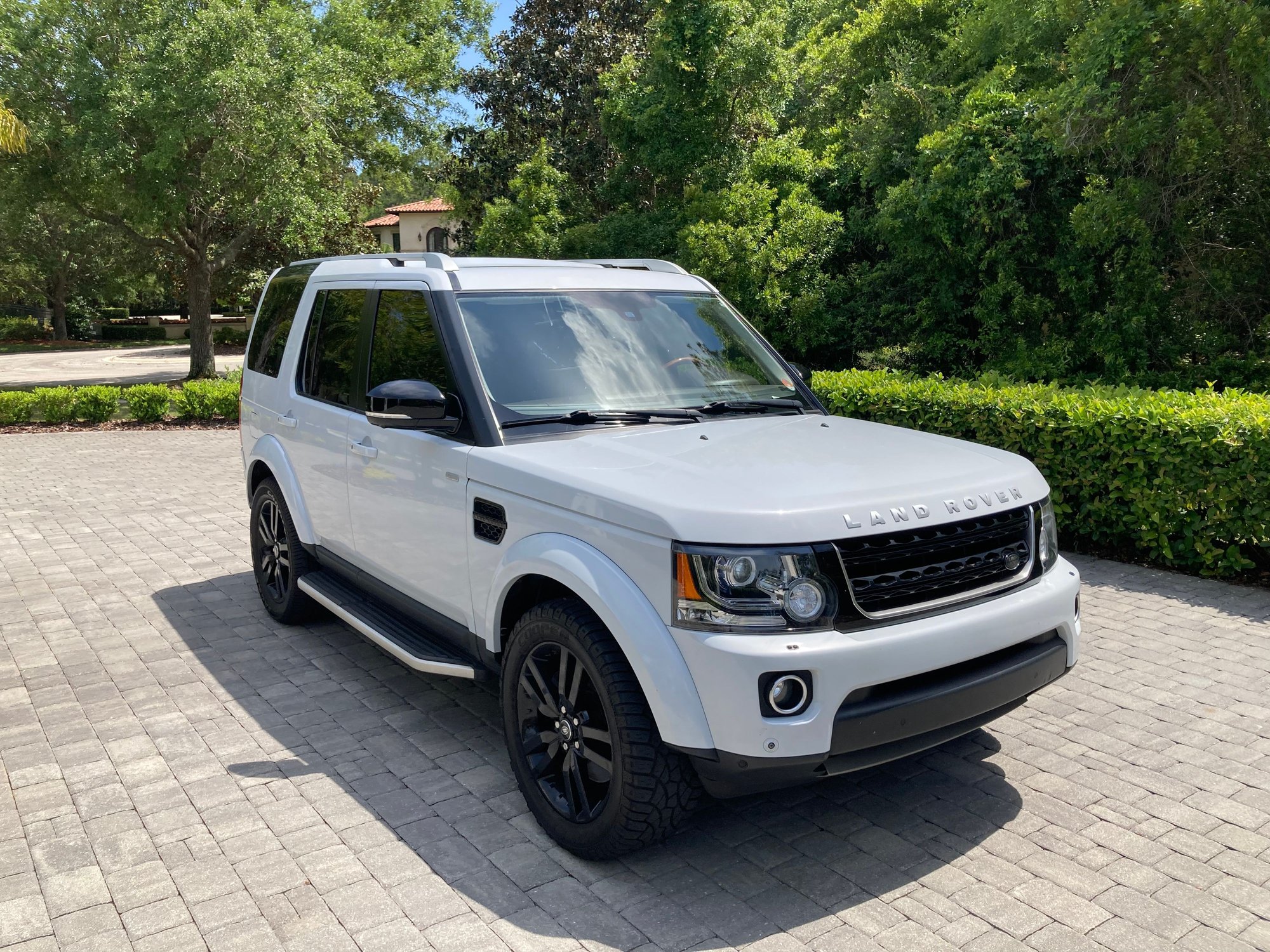 2016 Land Rover LR4 - 2016 Land Rover LR4 Landmark Edition - Used - VIN Salak2v64ga841582 - 72,834 Miles - 8 cyl - 4WD - Automatic - SUV - White - Jacksonville, FL 32224, United States
