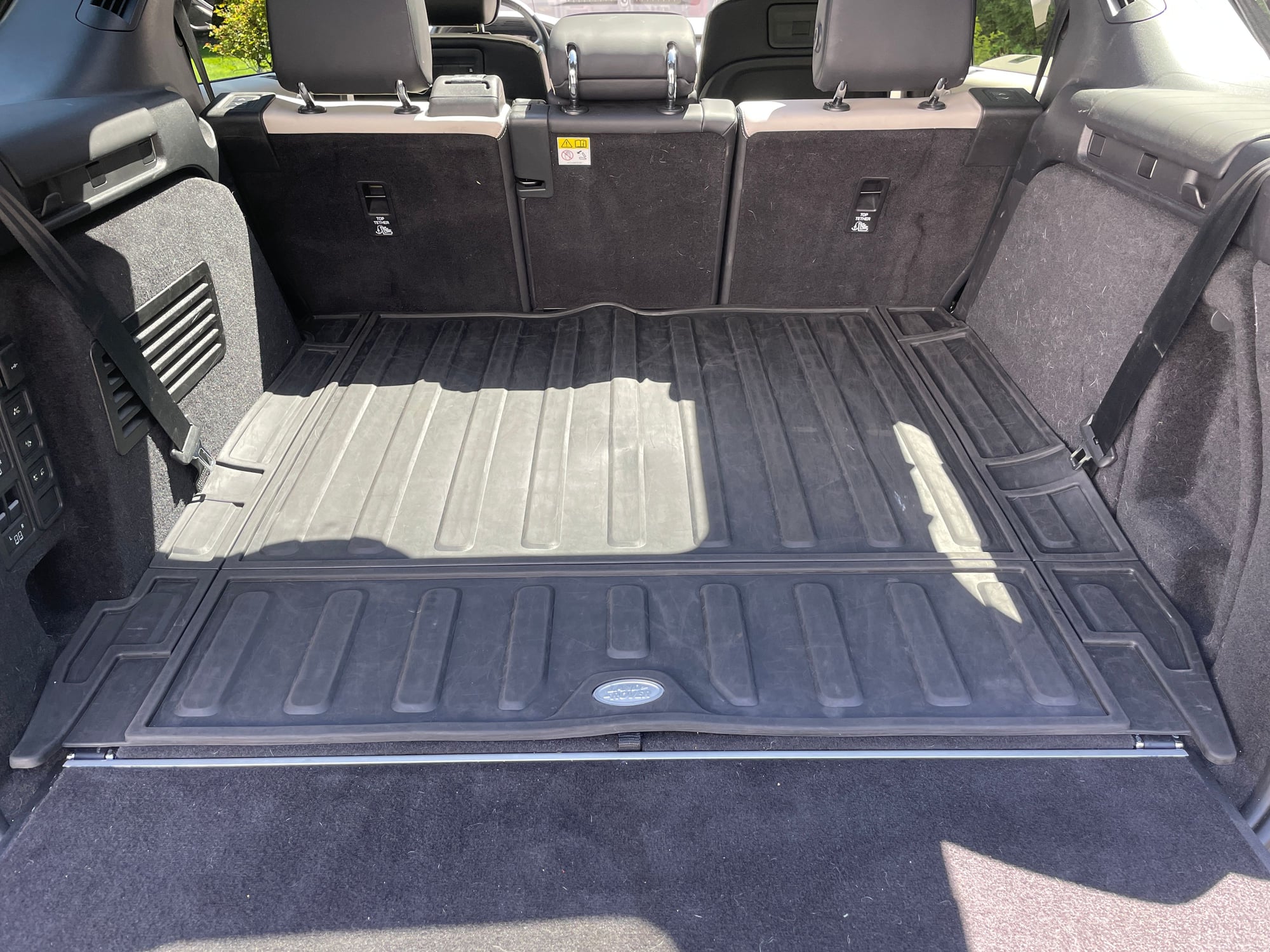 Interior/Upholstery - Discover 5 L462 OE Rubber Cargo Mat - Used - 2017 to 2022 Land Rover Discovery - Chatham, NJ 07928, United States