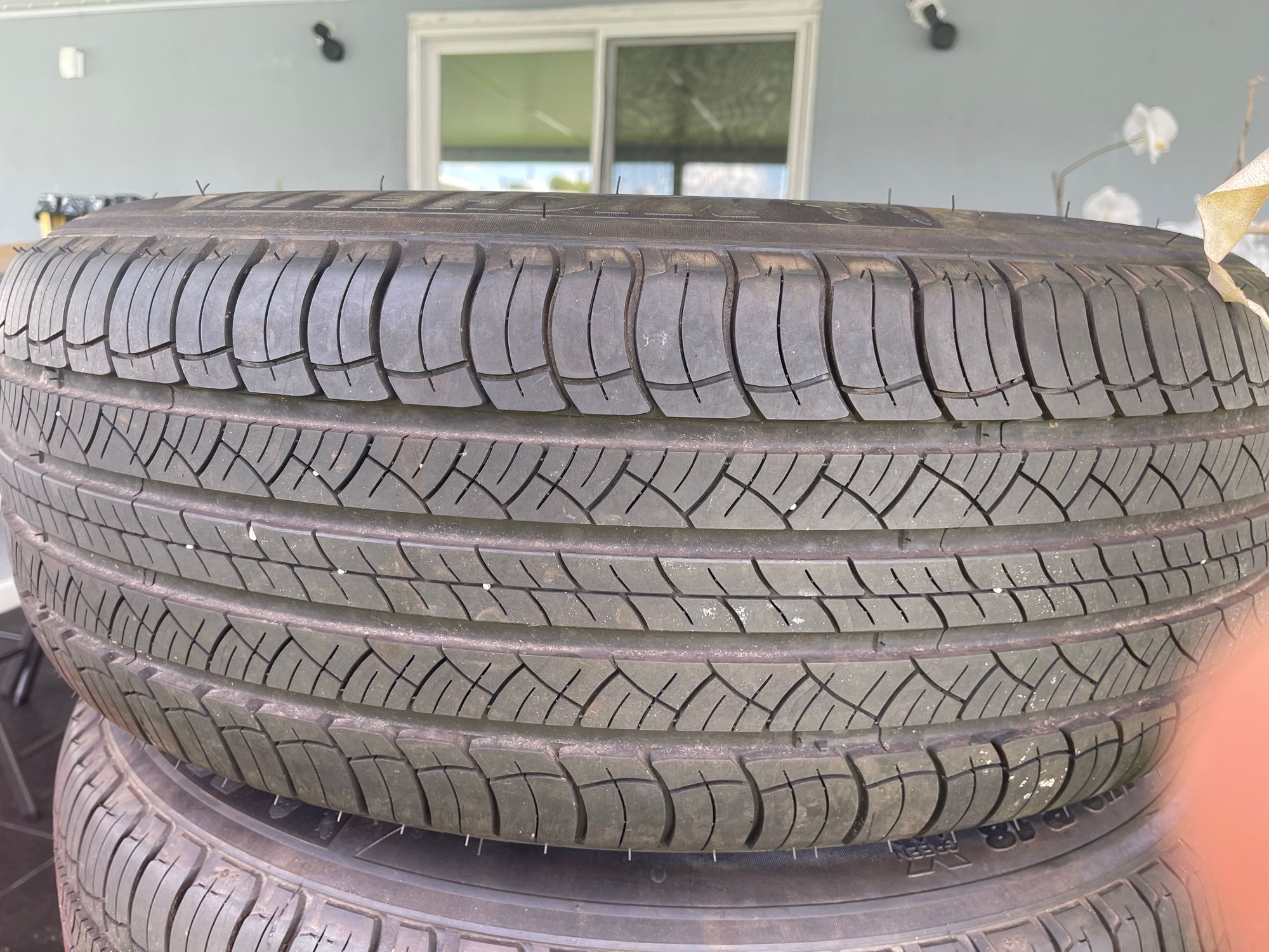 Drivetrain - 5 white steel wheels with Michelin tires,lug nuts and center caps - Used - 2020 to 2024 Land Rover Defender 110 - Miramar, FL 33023, United States