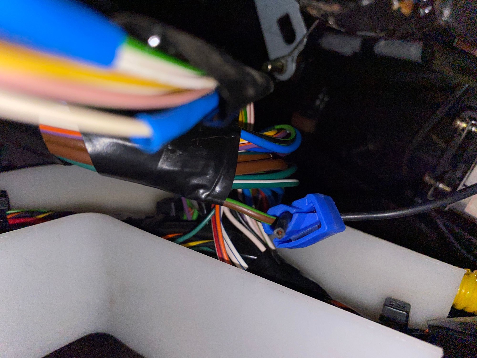 Looking for reverse "trigger" wire under dash for back up camera Land