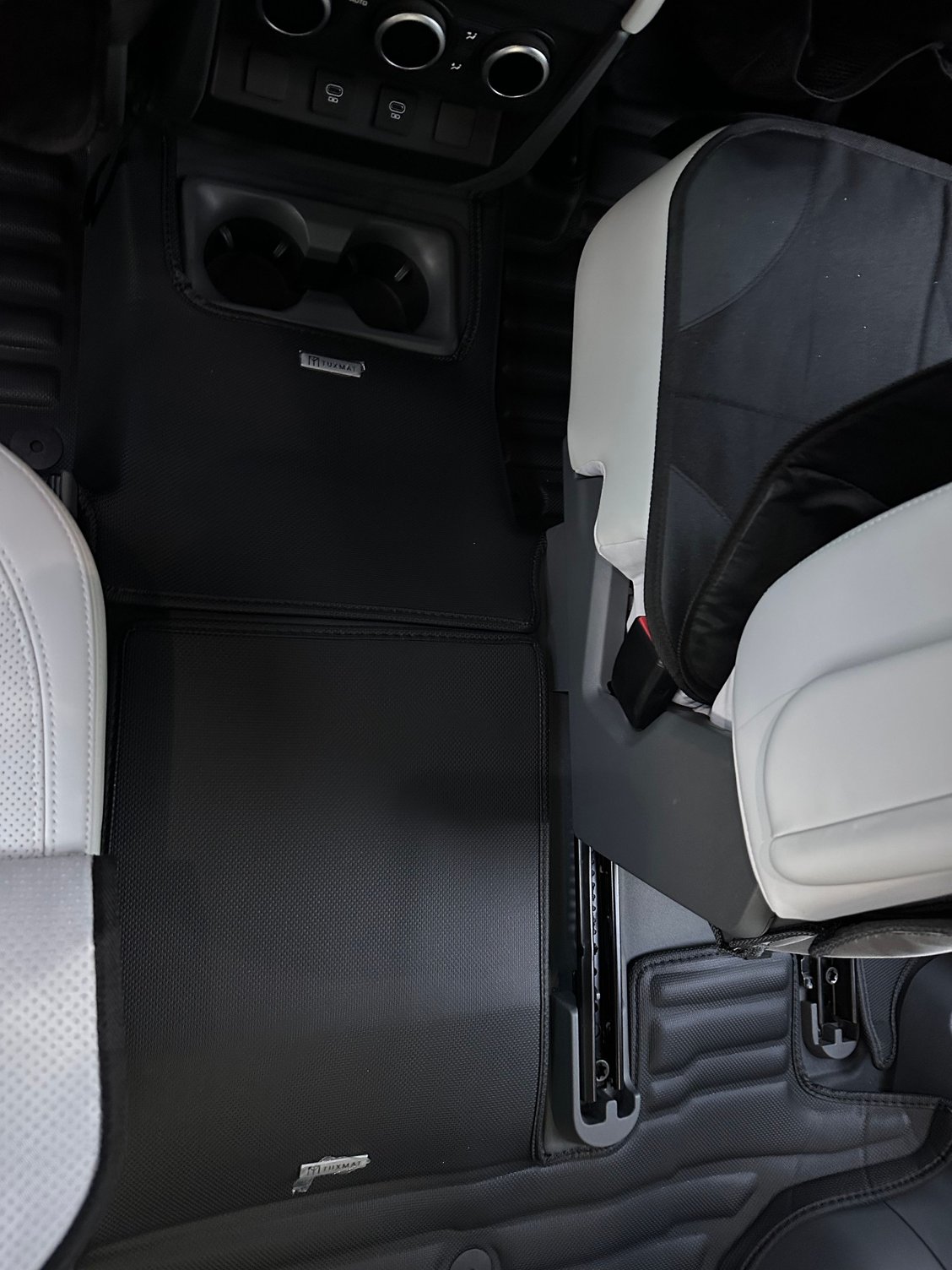Center 'Console' in between Captain Chairs