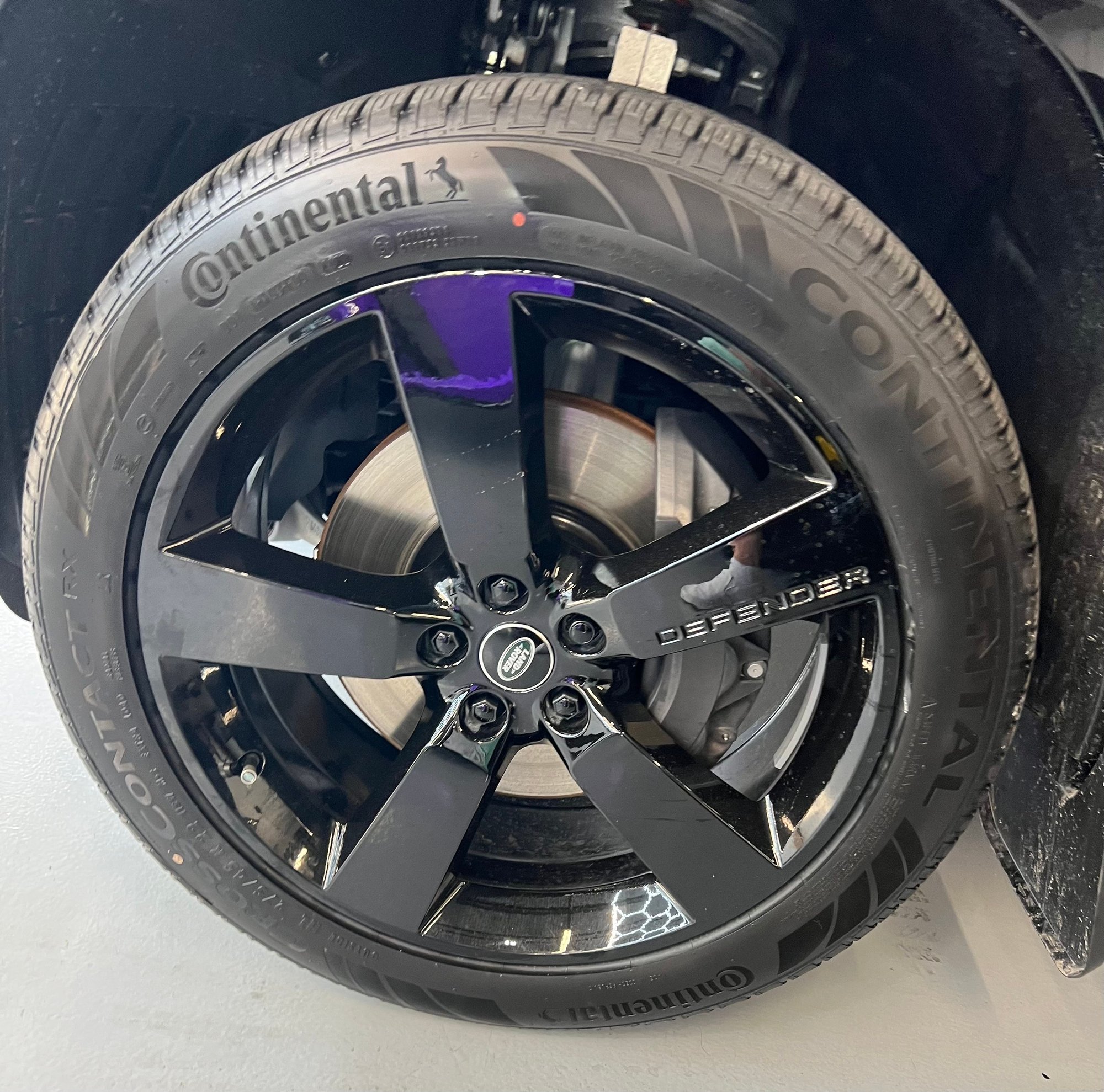 Wheels and Tires/Axles - Land Rover Defender Factory OEM 22" set 5 Gloss Wheels, Tires, carbon fiber interior - New - 2020 to 2024 Land Rover Defender 110 - Boca Raton, FL 33496, United States