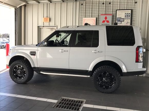 LR4 with 2.5 inch Johnson Rod lift kit and 3.0 fronts, 33 inch tires