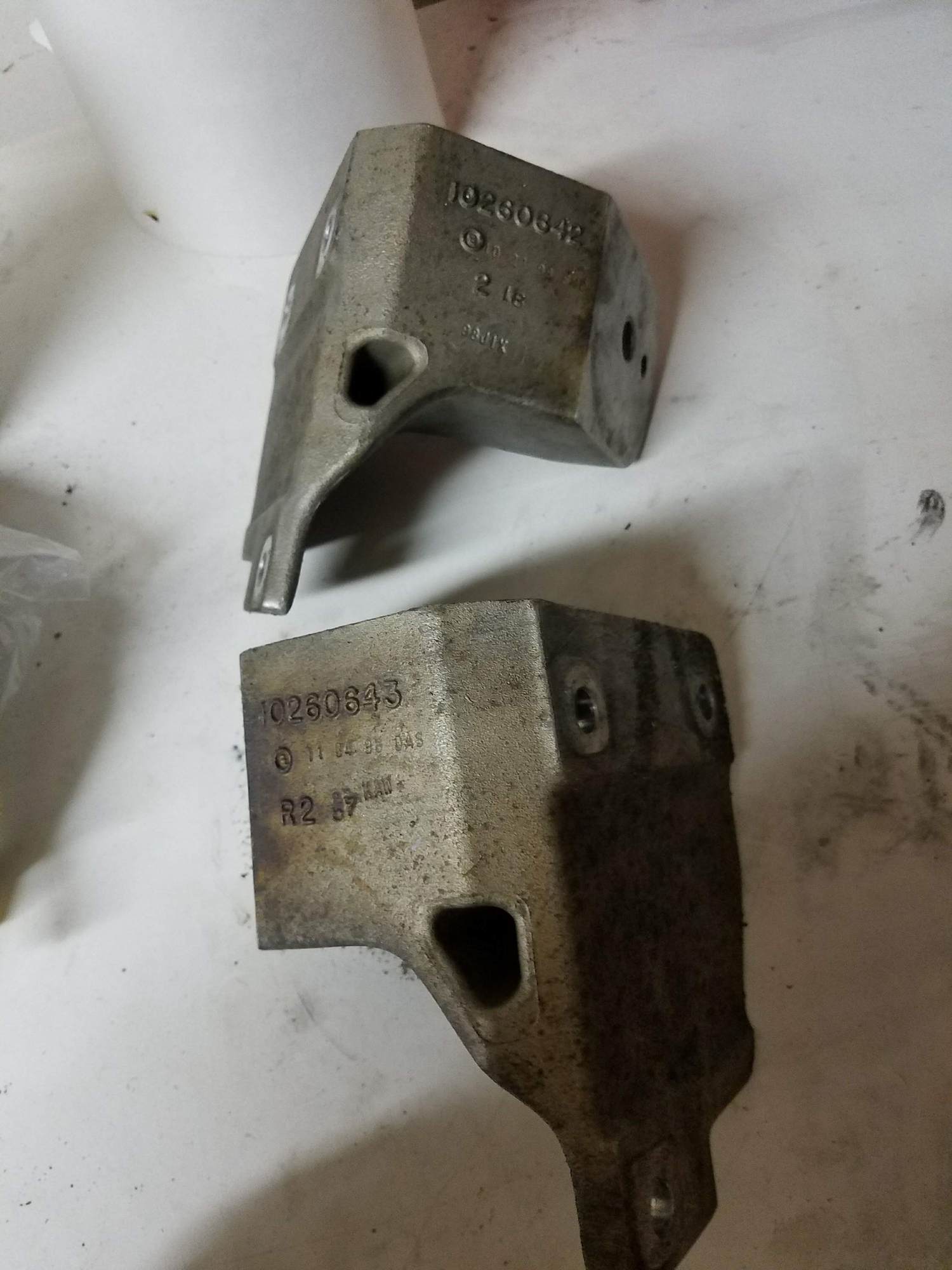 - 97-04 C5 Engine Motor Mount Brackets - St.louis, MO 63129, United States
