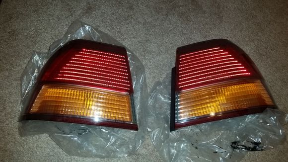 Tail lights from 99 maxima gxe, good condition 
Haven't been on a car in 14 years, been in a box.