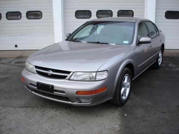1999 Nissan Maxima (front)