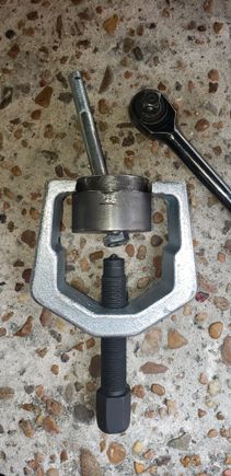 Ended up using a pitman puller that i had to modify a little to be able to pull it of