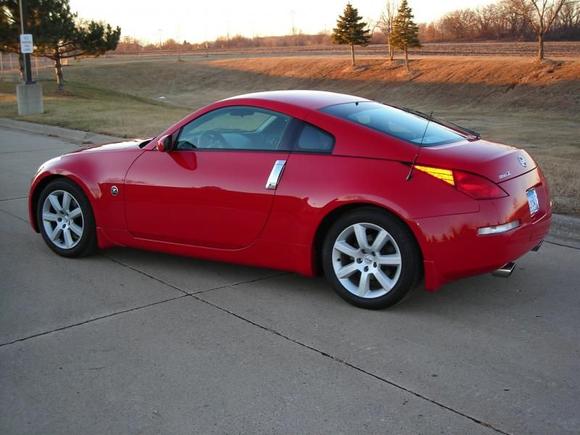 If someone told me I would be cruzing around in my 350Z a week before Christmas in Minnesota, I would have said they were crazy! Amazing weather in the great north! No snow and 45 degrees today. Hoping it lasts all winter....sorry snow lovers, but I can live without it.